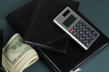 set gri arka plan üzerine iş aksesuarları