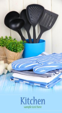 tahta masa üzerinde başka kap, potholders, havlu ve: mutfak ayarları