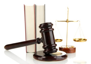 Adaletin altın pulları, tokmak ve beyaz üzerine izole edilmiş kitaplar.