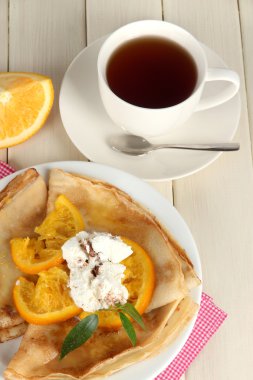 ahşap masa üzerinde orange ile Pancakes