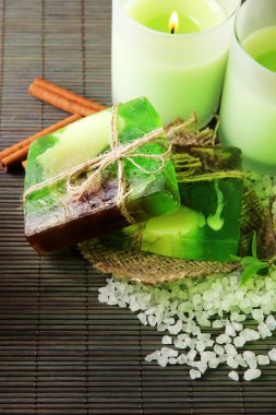 el yapımı hasır bambu zemin üzerine sabun ve mum