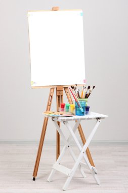 temiz kağıdı ve odada sanat malzemeleri ahşap şövale