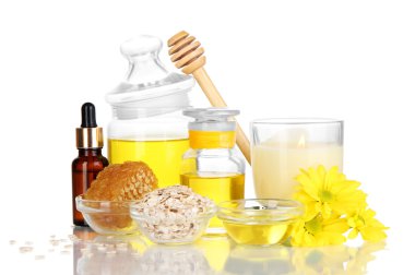 yağlar ve üzerinde beyaz izole bal kokulu bal spa