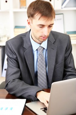 onun işyerinde ofiste genç işadamı