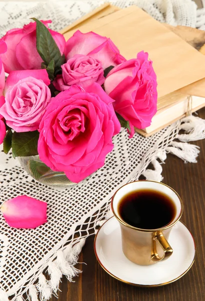 Hermosas rosas rosadas en jarrón en la mesa de madera de cerca — Foto de Stock