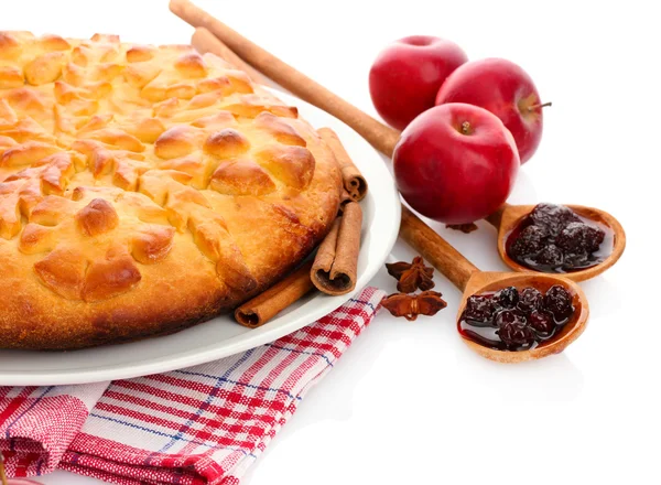 Gustosa torta fatta in casa, mele e marmellata, isolata su bianco — Foto Stock