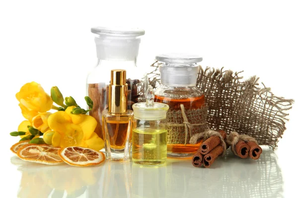 Frascos con ingredientes para el perfume, aislados en blanco —  Fotos de Stock