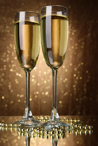 Deux verres de champagne sur fond lumineux avec des lumières — Photo