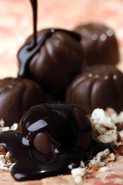 Dulces de chocolate con nueces, sobre fondo de color — Foto de Stock