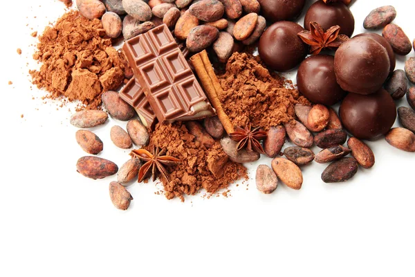 Samenstelling van chocolade snoepjes, cacao en specerijen, geïsoleerd op wit — Stockfoto