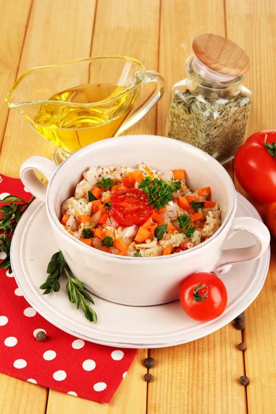 Delicioso arroz con verduras y hierbas en maceta sobre mesa de madera de cerca —  Fotos de Stock