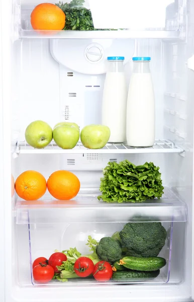 打开冰箱与素食食品 — 图库照片