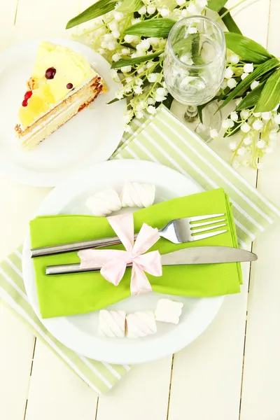 Ajuste de mesa en tonos blancos y verdes sobre fondo de madera de color —  Fotos de Stock