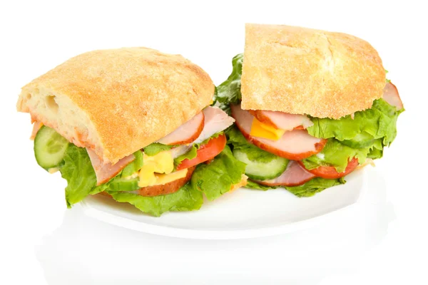 Plasterki kanapkę z szynką i warzywami na białym tle — Zdjęcie stockowe