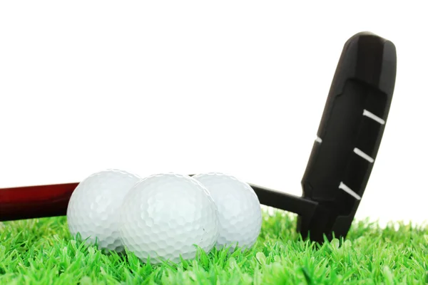 Golf topları ve sürücü beyaz izole çimenlerin üzerinde — Stok fotoğraf