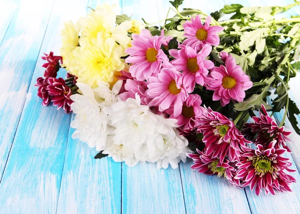 テーブルのクローズ アップの美しい菊の花束 — ストック写真