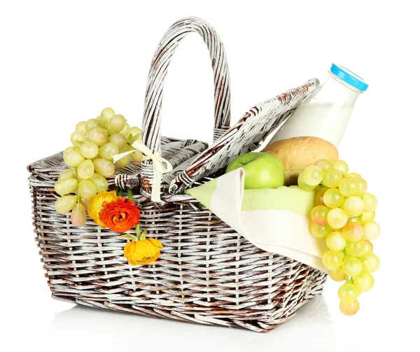 Cesta de picnic con frutas y botella de leche, aislada en blanco — Foto de Stock