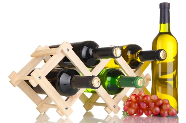 Botellas de vino colocadas sobre soporte de madera aislado sobre blanco — Foto de Stock