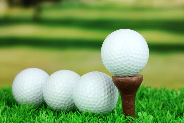 Pelotas de golf en la hierba al aire libre de cerca —  Fotos de Stock