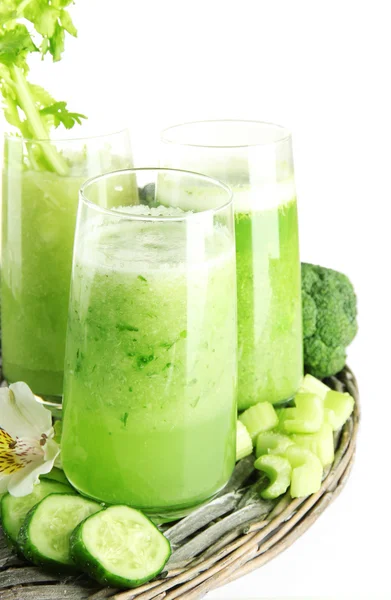 Gläser mit grünem Gemüsesaft, isoliert auf weiß — Stockfoto
