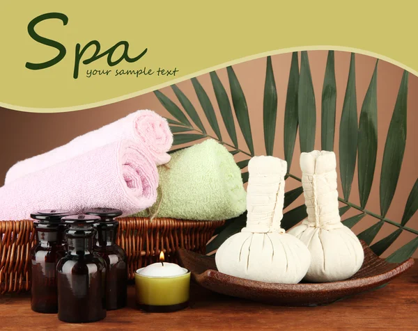 Equipo de spa de masaje textil sobre fondo marrón — Foto de Stock