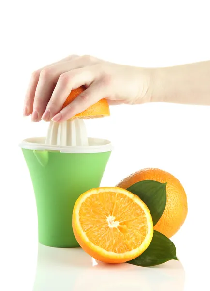 Preparación de zumo de naranja fresco exprimido con exprimidor de mano, aislado en blanco —  Fotos de Stock