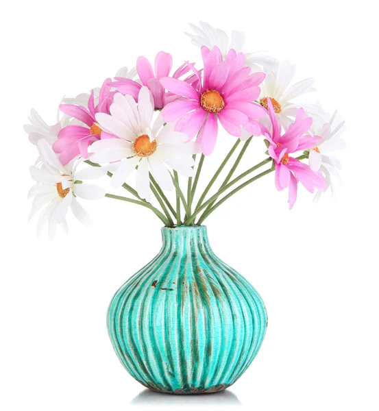 Belles marguerites dans un vase coloré isolé sur blanc — Photo