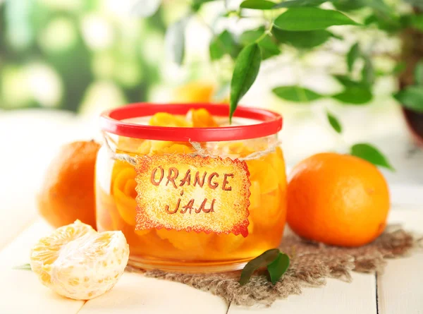 Mermelada de naranja con ralladura y mandarinas, sobre mesa de madera blanca —  Fotos de Stock