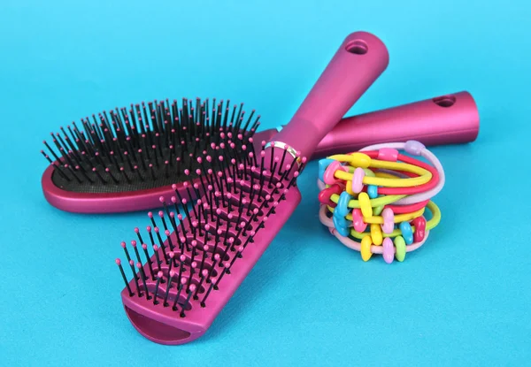 Scrunchies, brosse à cheveux et cheveux - clip sur fond bleu — Photo