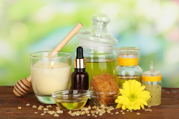 Geurige honing spa met oliën en honing op houten tafel op natuurlijke achtergrond — Stockfoto