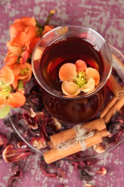 renkli ahşap zemin üzerinde cam bardak bitkisel çay