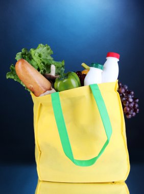 koyu mavi arka plan üzerinde alışveriş eco poşet