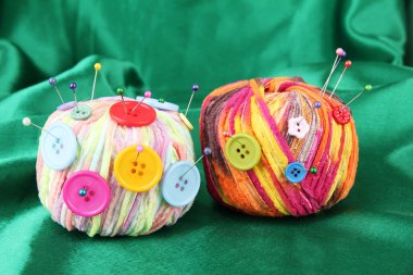 renkli düğmeler ve renk kumaş arka planda çok renkli yün topları