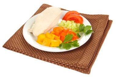 plaka üzerinde beyaz izole sebze ile haşlanmış tavuk göğsü