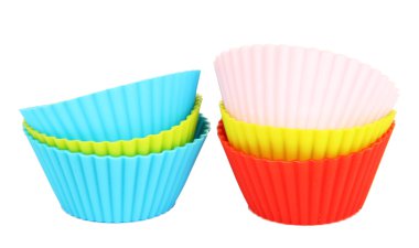 yığın üzerinde beyaz izole renkli cupcake olguların