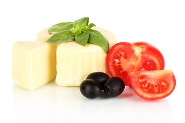 mozzarella peyniri, fesleğen ve sebzeler üzerinde beyaz izole