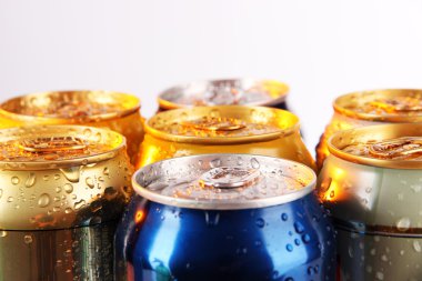 metal teneke üzerinde beyaz izole