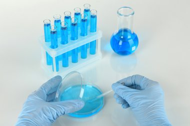 beyaz izole laboratuarında çalışan bilim adamı