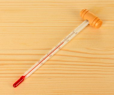 ahşap zemin üzerinde şarap termometre