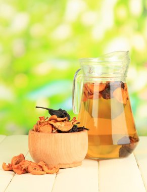 karışık kuru meyve kase ve doğal zemin üzerine ahşap masa üzerinde kurutulmuş meyve kompostosu