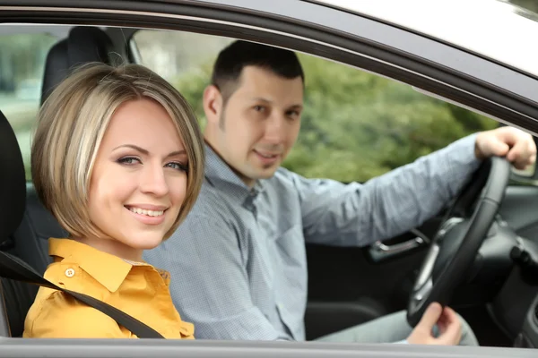 Retrato de jovem casal bonito sentado no carro — Fotografia de Stock