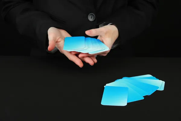 비즈니스 카드와 손입니다. 컨셉: 비즈니스 포커 게임 처럼입니다. 블랙에 절연 — 스톡 사진