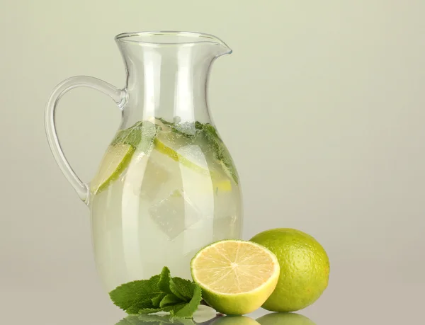 Limonada en jarra sobre fondo verde — Foto de Stock