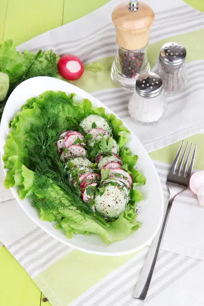 Vitamin vegetable salad in bowl on wooden table close-up — Stock Photo, Image