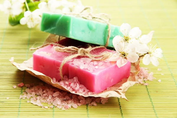 Natürliche handgemachte Seife auf Bambusmatte — Stockfoto