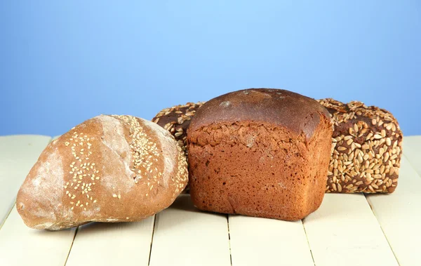 Összetétele, kenyérrel, fából készült tábla, színes háttérrel — Stock Fotó
