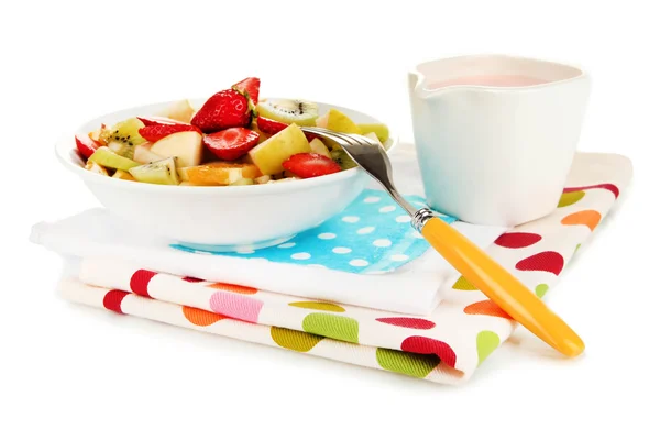 Salada de frutas útil de frutas frescas e bagas em tigela isolada em branco — Fotografia de Stock