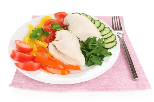 Poitrine de poulet bouillie sur assiette avec légumes isolés sur blanc — Photo
