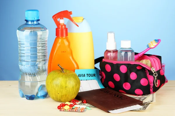 Travelling items on color background — Stock Photo, Image