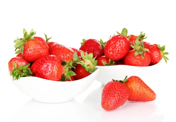 Fragola fresca in ciotola isolata su bianco — Foto Stock